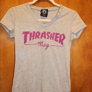 Women’s Thrasher mag logo v-neck shirt in grey